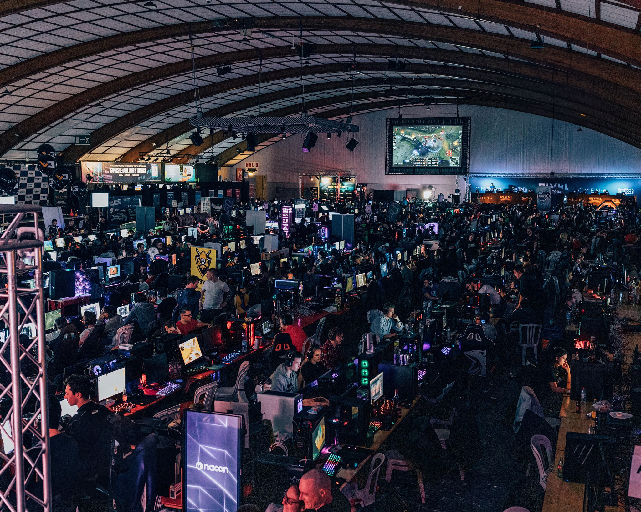 Frag-o-Matic: een verlichte evenementenhal vol gamers en hun computers